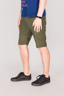 фото Темно-зеленые зауженные шорты Outfits из саржи