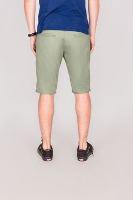 фото Зеленые зауженные шорты Outfits из саржи